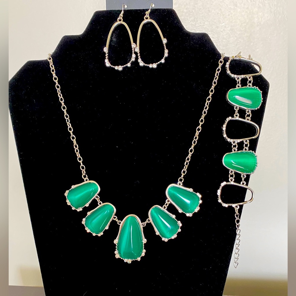 Beautiful Green Necklace 3 piece set